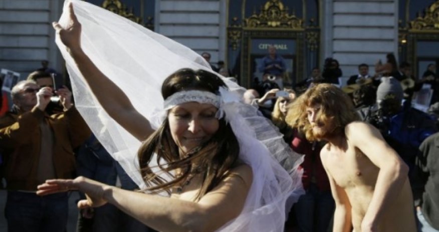 Couple arrested during naked wedding ceremony - PHOTO