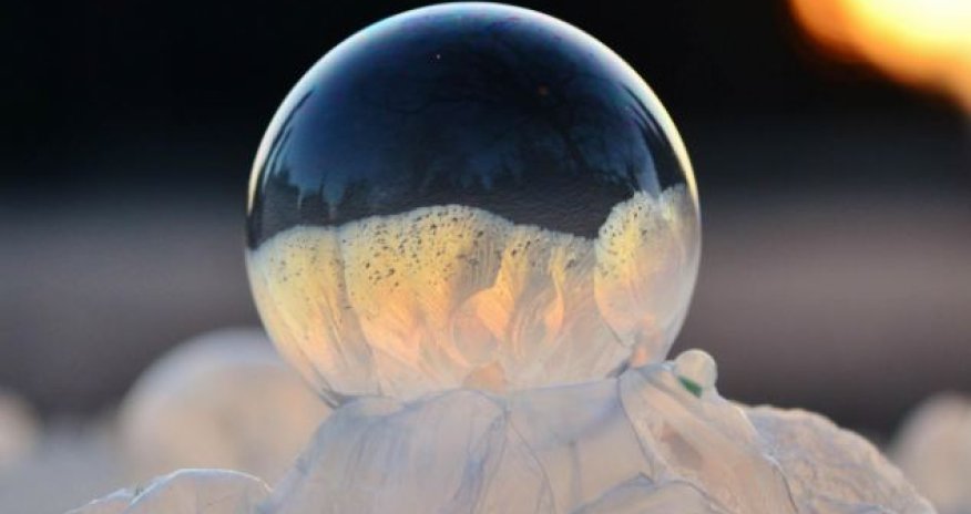 Photographer captures intricate patterns of ice in bubbles moments - PHOTO