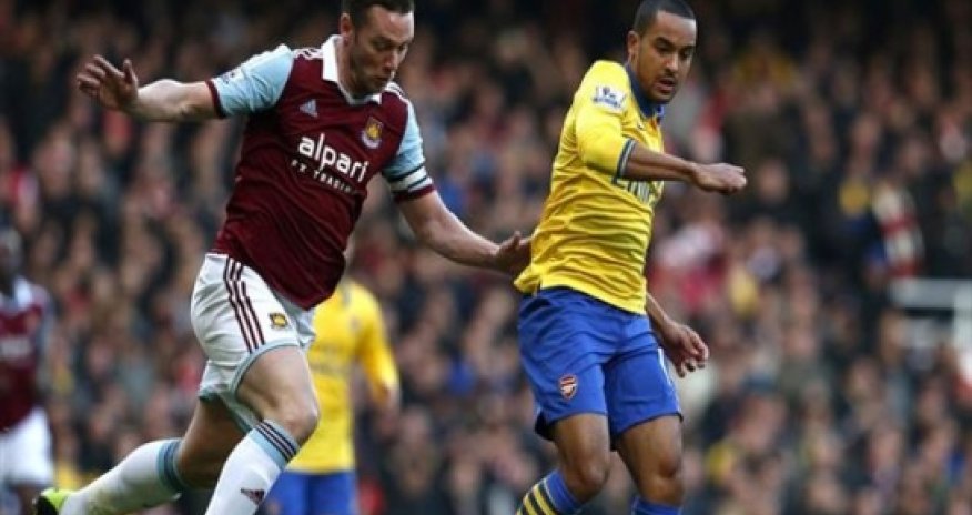 Walcott double puts Arsenal top at West Ham