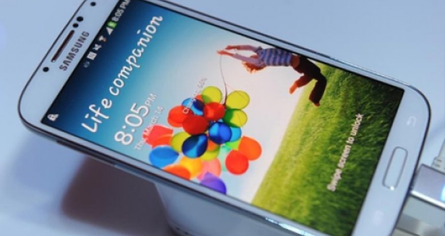 Apple asks US court to ban Samsung phones, tablets