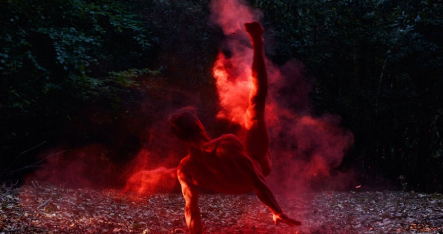 Photographer captures nude dancers twisting - PHOTO