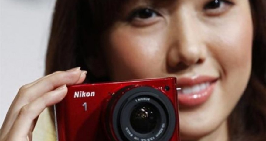 Japan mid-tier camera makers face shakeout as smartphones shatter mirrorless hopes