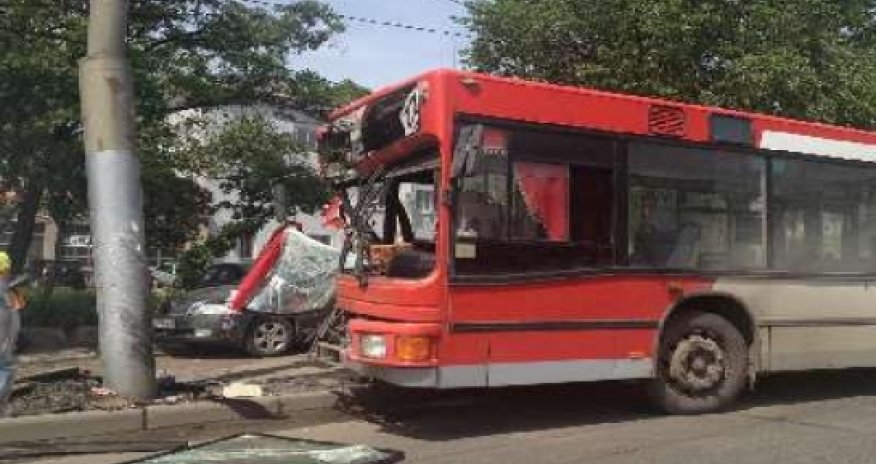 The bus crashed into a pole, there are victims