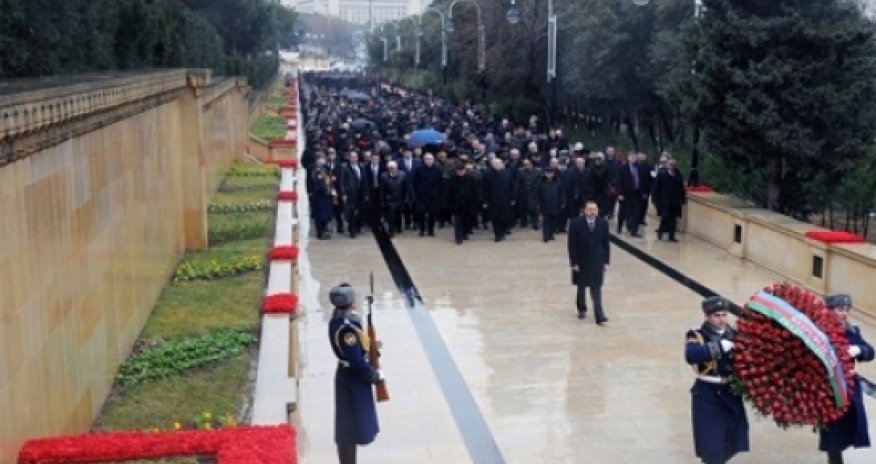Aliyev visits Alley of Martyrs as nation mourns 1990 killings
