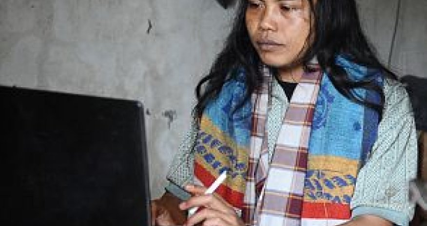 Bengal tiger spots his master and greets him with a big sloppy facelick - PHOTO+VIDEO