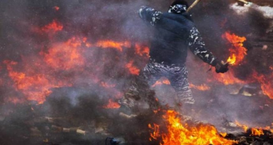Ukraine: Streets of rage erupt in flames as clashes continue
