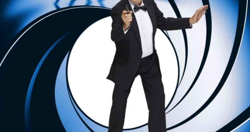 Retirement home residents recreate classic movie moments for calendar - PHOTO