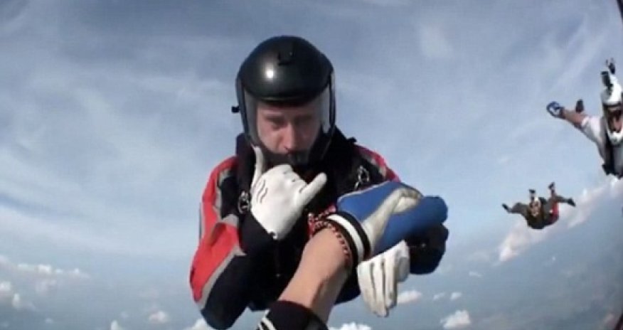 Skydiver plummets to the ground unconscious - VIDEO