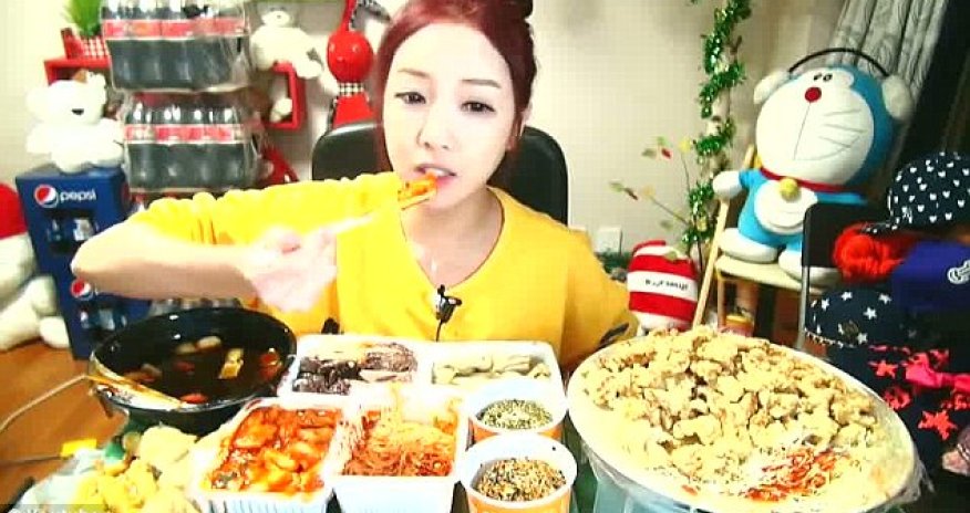 Woman makes £5,600 a month streaming herself eating online - PHOTO
