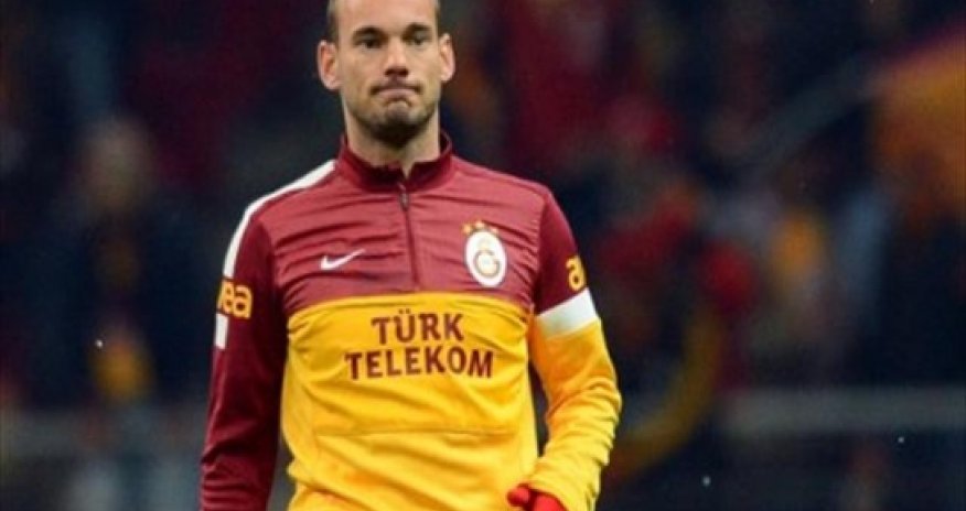 Wesley Sneijder Lays on Goal-Scoring Chance at Galatasaray with His Bottom - VIDEO