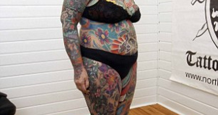 Woman spent more than 416 hours covering her entire body in tattoos - PHOTO