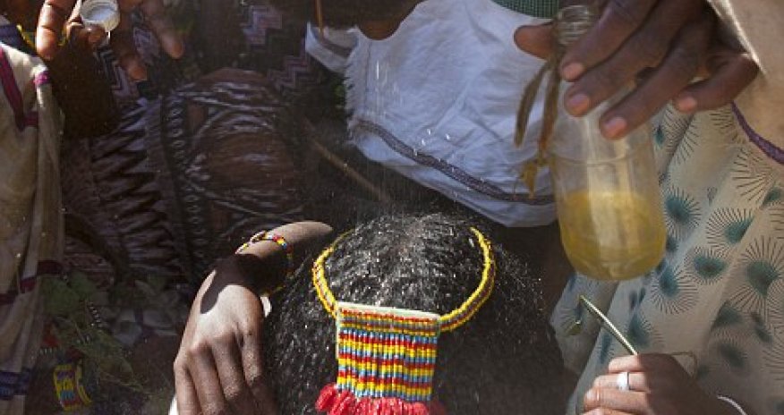 Ethiopian tribes using butter to style their hair - PHOTO