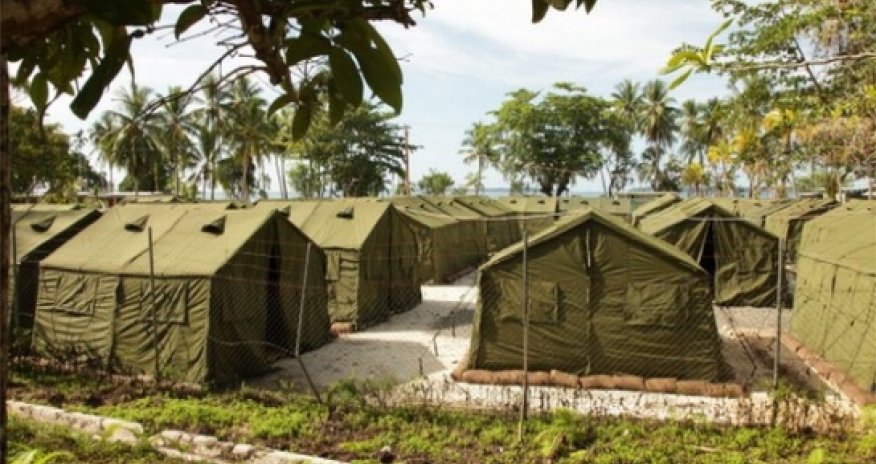 Australia asylum: One killed in violence at PNG camp
