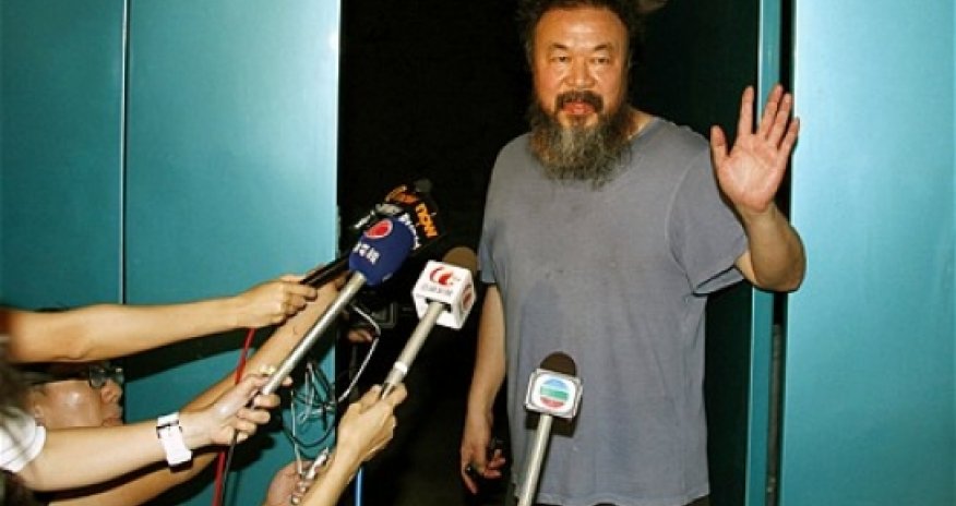 Artist destroys $1 million Ai Weiwei vase