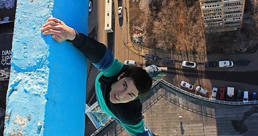 Stomach-churning pictures of Russia's death-defying 'skywalkers' - PHOTO