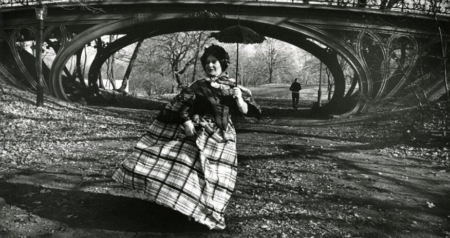 Vintage fashion meets New York's famed landmarks - PHOTO