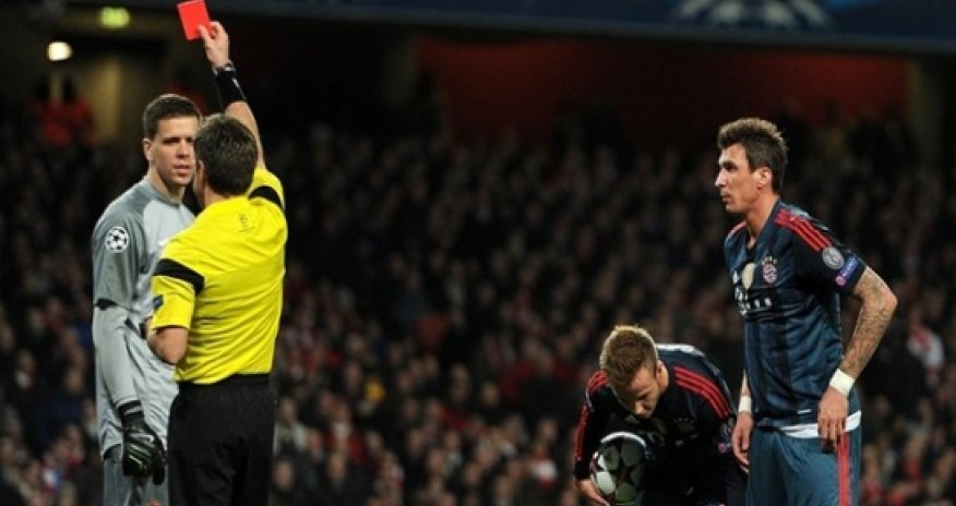 Wenger: Szczesny red card 'killed game'