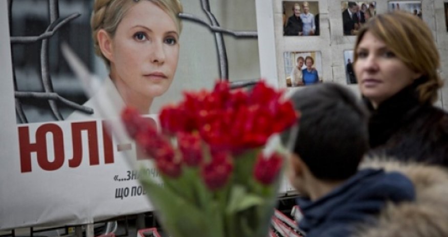 Ukraine: Yulia Tymoshenko released as country lurches towards split