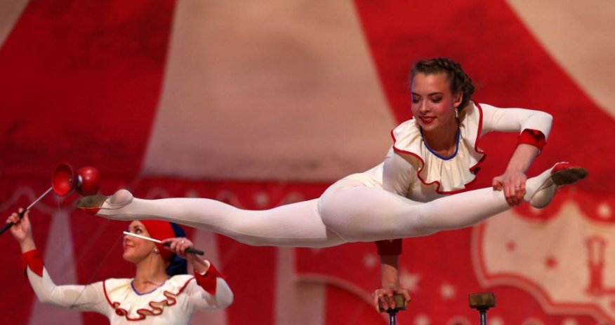 Closing ceremony mocks opening of Winter Olympics ring failure - PHOTO