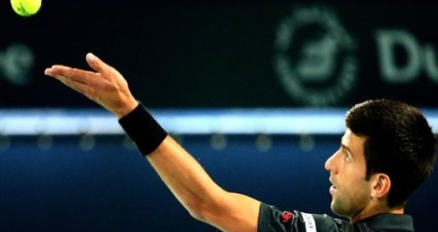 Djokovic eases through but Federer struggles in Dubai