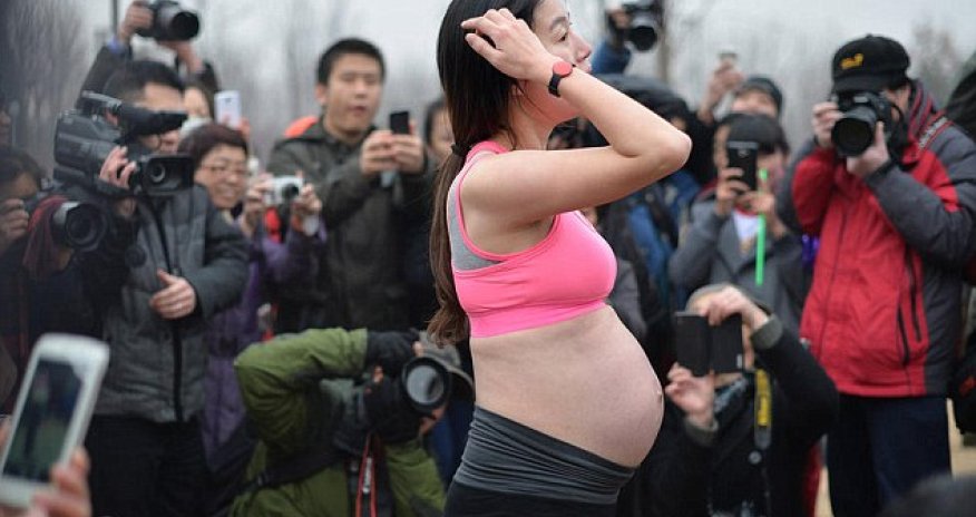 Eight-month pregnant wife becomes a local celebrity - PHOTO