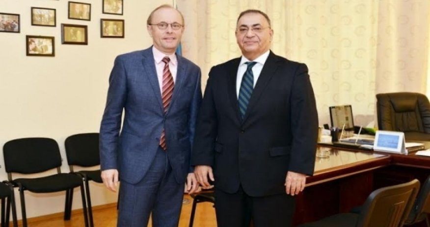Mollazade meets Dutch ambassador in Baku