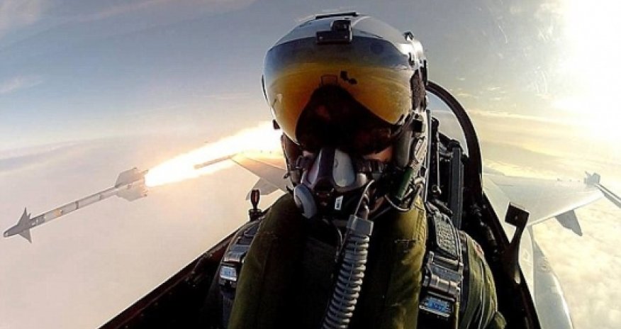 Danish F-16 fighter pilot takes the ultimate selfie