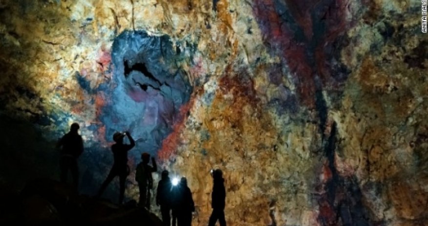 Descending into a volcano's magma chamber - PHOTO