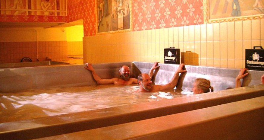 Castle offers guests a bath in huge tub filled with warm BEER - PHOTO