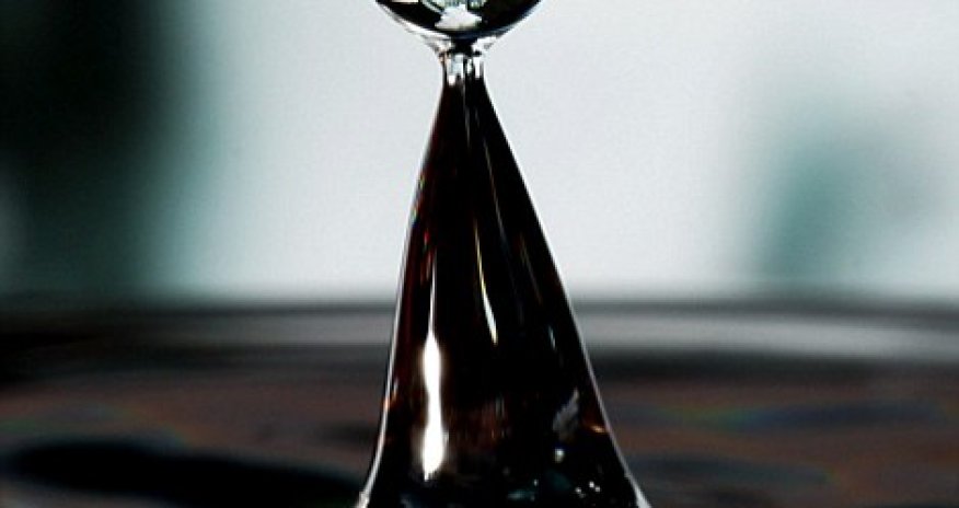 Amateur photographer captures amazing photos of artworks in water droplets - PHOTO