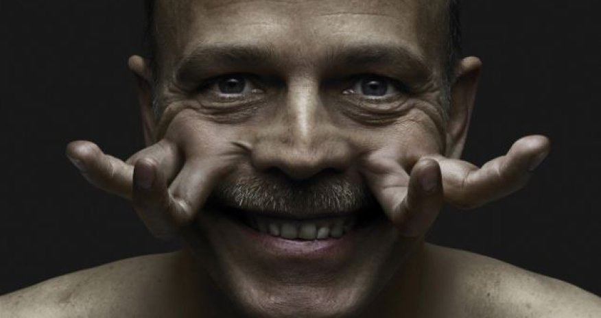 Now that's a handy man! - PHOTO