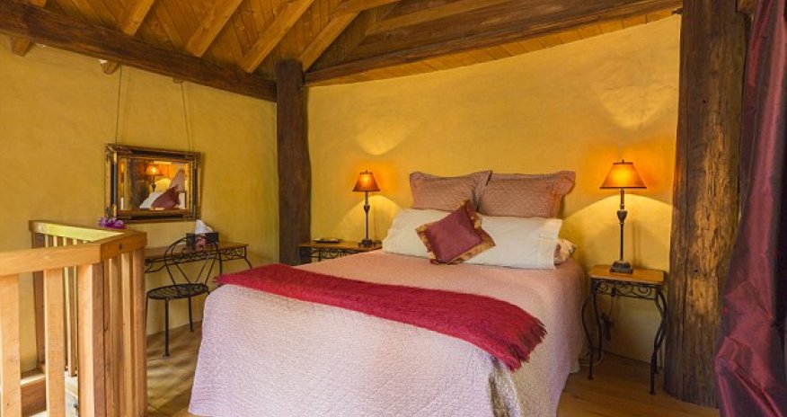 Guest house that looks like a giant boot - PHOTO