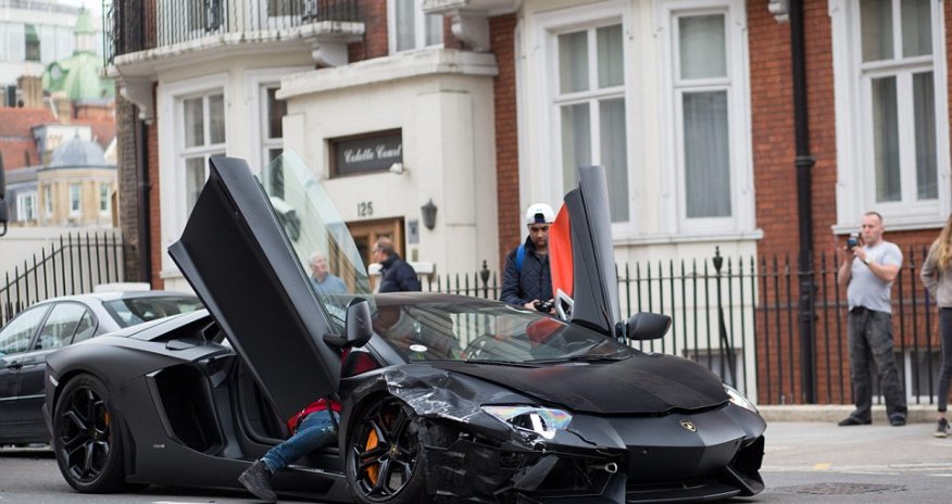 £300,000 Lamborghini Aventador with top speed of 215mph is wrecked - PHOTO+VIDEO