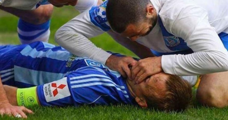Soccer Player Saves Rival After Frightening Injury - VIDEO