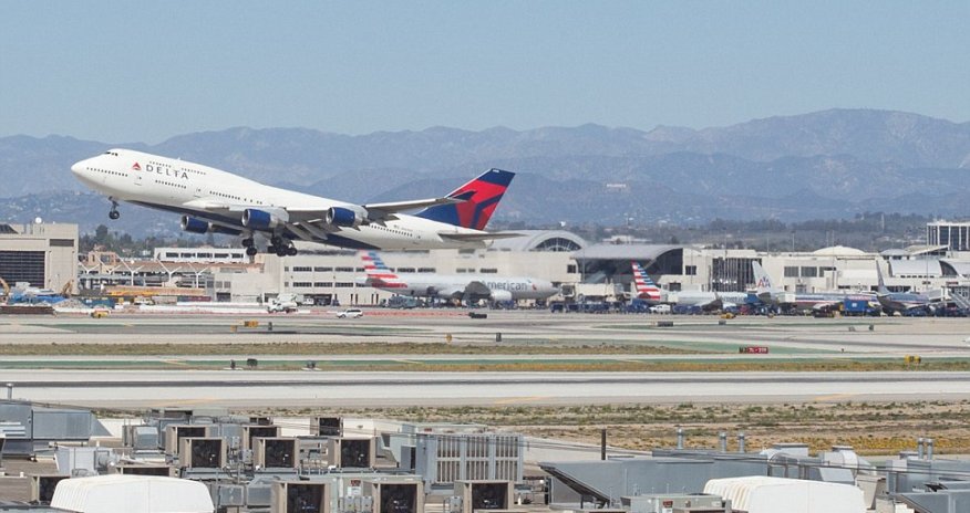 Photographer captures eight hours of take-offs at LAX airport in ONE stunning image - PHOTO