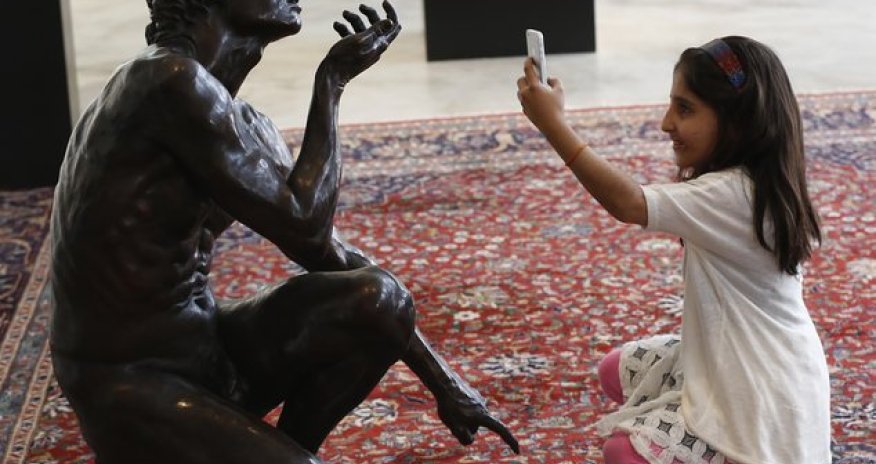 Afghan war victim creating 'mind-blowing' paintings - PHOTO