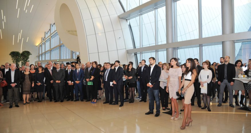 Azeri first lady attends exhibition of UK sculptor Tony Crag - PHOTO