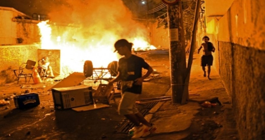 Copacabana beach erupts in violence just two months before World Cup - PHOTO
