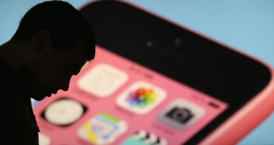 Apple announces share buyback as earnings rise