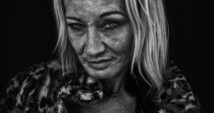 Photographer uncovers the world of those shunned by society - PHOTO