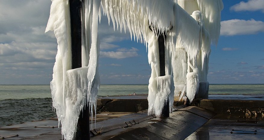 Lake Michigan lighthouse turned into ice-sculpture by freezing waters - PHOTO