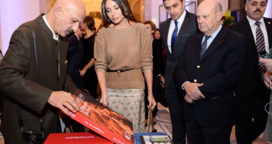 Reza Deghati`s photo exhibition held in Paris