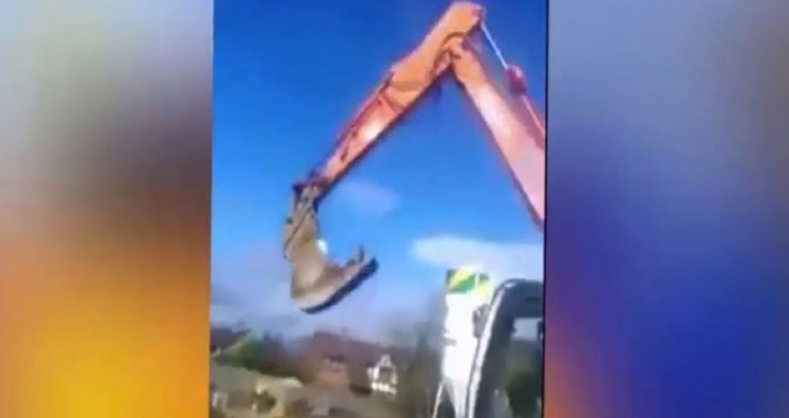 Строитель превратил экскаватор в карусель - ВИДЕО
