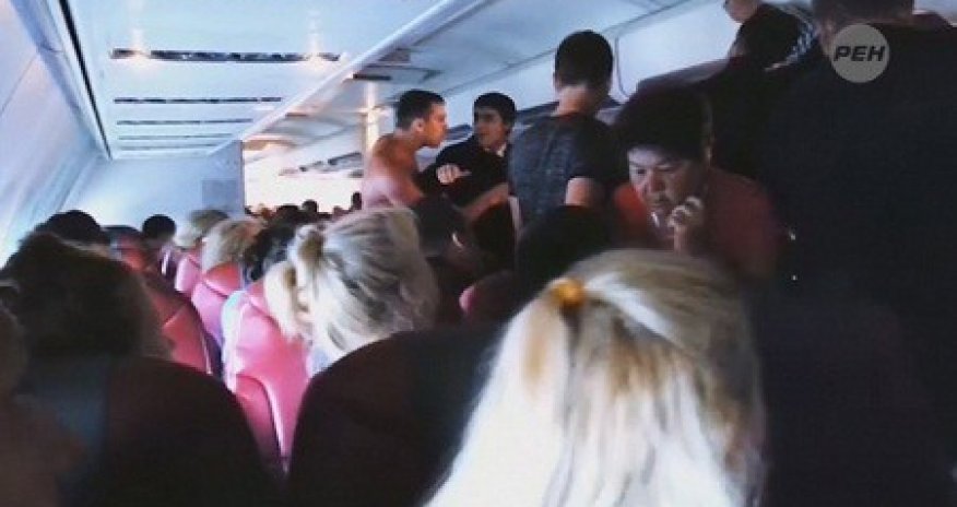 Дебош полуголого пассажира  на борту самолета