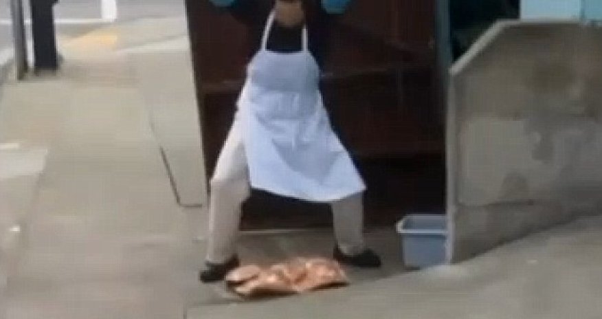 Now THAT is street food -  VIDEO