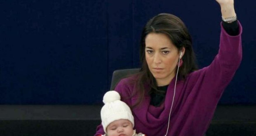 Parlamentdə böyüyən uşaq  –  Fotolar