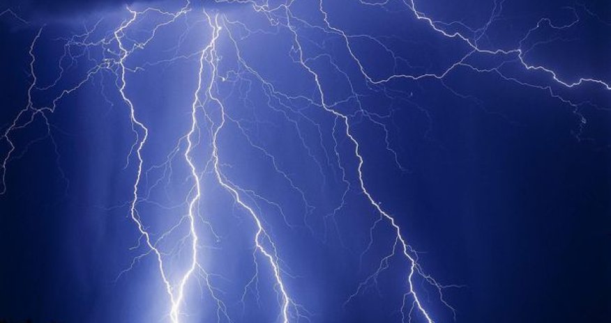 Футболиста ударило молнией