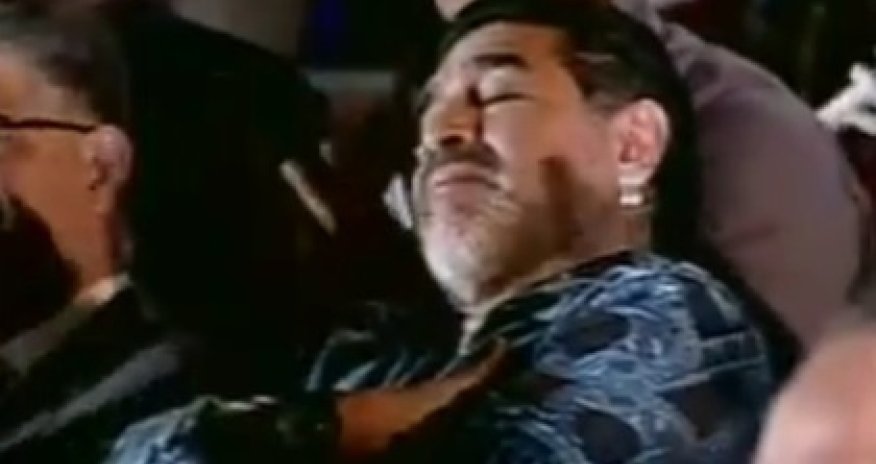 Марадона заснул во время речи президента