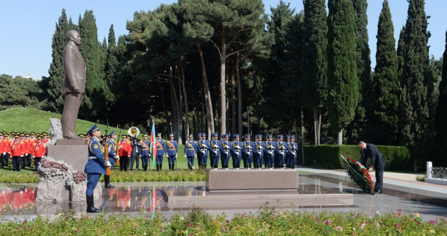 İlham Əliyev Heydər Əliyevin məzarını ziyarət etdi