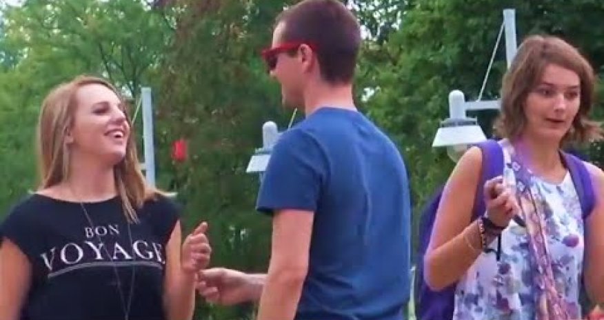 Şəhərdə qızlara 